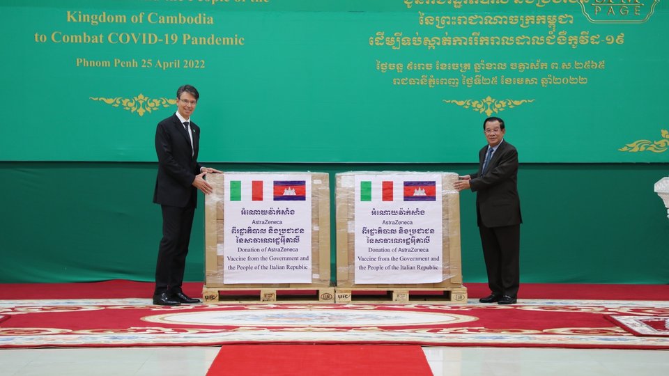 កម្ពុជា ទទួលបានវ៉ាក់សាំងកូវីដ១៩ប្រភេទ AstraZeneca ចំនួន១លាន៥៦ម៉ឺនដូស ដែលជាអំណោយរបស់រដ្ឋាភិបាល និងប្រជាជនអ៊ីតាលី នៅថ្ងៃទី ២៥ ខែមេសា រូបភាព៖ SPM page