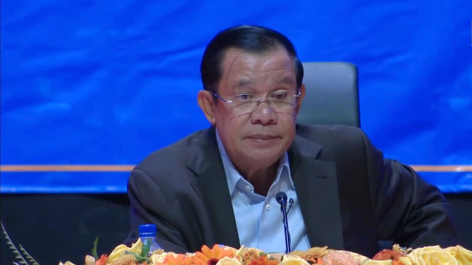 សម្តេចតេជោ ហ៊ុន សែន អញ្ជើញជួបសំណេះសំណាលជាមួយសហគមន៍ខ្មែររស់នៅក្នុងទ្វីបអឺរ៉ុប ប្រមាណជាង២១០០នាក់ រូបភាព៖ SPM Page