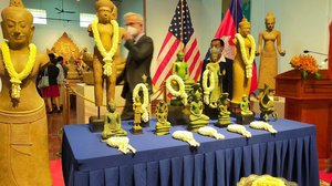 វត្ថុបុរាណដែលត្រូវបានគេលួចទៅចំនួន ២៧ដុំ  រូបភាពដោយ : Voun Dara