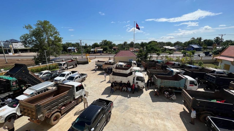 គយប្រមូលប្រមូលពន្ធ និងអាករបានជាង៤លានដុល្លារ ពីរថយន្តចង្កូតស្ដាំ និងឆ្វេងដែលមកបង់ពន្ធ រូបភាព៖ អគ្គនាយកដ្ឋានគយនិងរដ្ឋាករកម្ពុជា