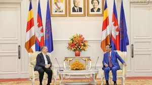 សម្តេចតេជោ ហ៊ុន សែនផ្ដល់អនុសាសន៍ដល់ក្រុមហ៊ុនថៃ CP ALL ឲ្យធ្វើការវិនិយោគផលិតក្រដាស និងជីសរីរាង្គនៅកម្ពុជា រូបភាព៖ SPM PAGE