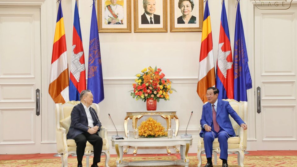 សម្តេចតេជោ ហ៊ុន សែនផ្ដល់អនុសាសន៍ដល់ក្រុមហ៊ុនថៃ CP ALL ឲ្យធ្វើការវិនិយោគផលិតក្រដាស និងជីសរីរាង្គនៅកម្ពុជា រូបភាព៖ SPM PAGE