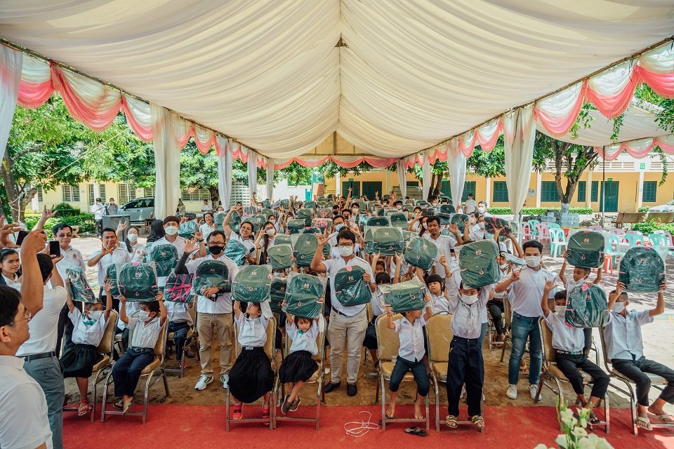 ក្រសួងអប់រំ  យុវជន  និងកីឡា និង ក្រុមហ៊ុន  ប៉េង  ហួត  គ្រុប  នាំយកវគ្រឿងឧបភោគបរិភោគ  សម្ភារសិក្សា និងសម្ភារប្រើប្រាស់ប្រចាំថ្ងៃ ឧបត្ថម្ភដល់វិទ្យាល័យអប់រំពិសេសកំពង់ចាម