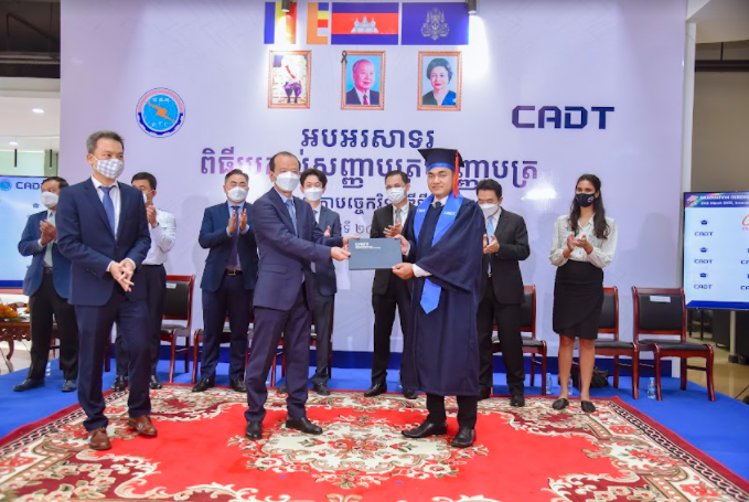 ពិធីប្រគល់សញ្ញាបត្របរិញ្ញាបត្រជូននិស្សិតជំនាន់ទី៣ និងទី៤ ក្នុងឆ្នាំបញ្ចប់ការសិក្សា ២០២០ និង ២០២១ នៃបណ្ឌិត្យសភាបច្ចេកវិទ្យាឌីជីថលកម្ពុជា (CADT) ។
