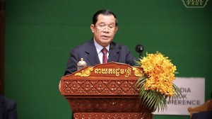 សម្តេចតេជោ ហ៊ុន សែន ប្រាប់ឲ្យពលរដ្ឋនៅឃុំព្រះដាក់រក្សាភាពស្ងប់ស្ងាត់ ក្រោយមានការតវ៉ាប្រឆាំងនឹងការរុះរើលំនៅដ្ឋាន