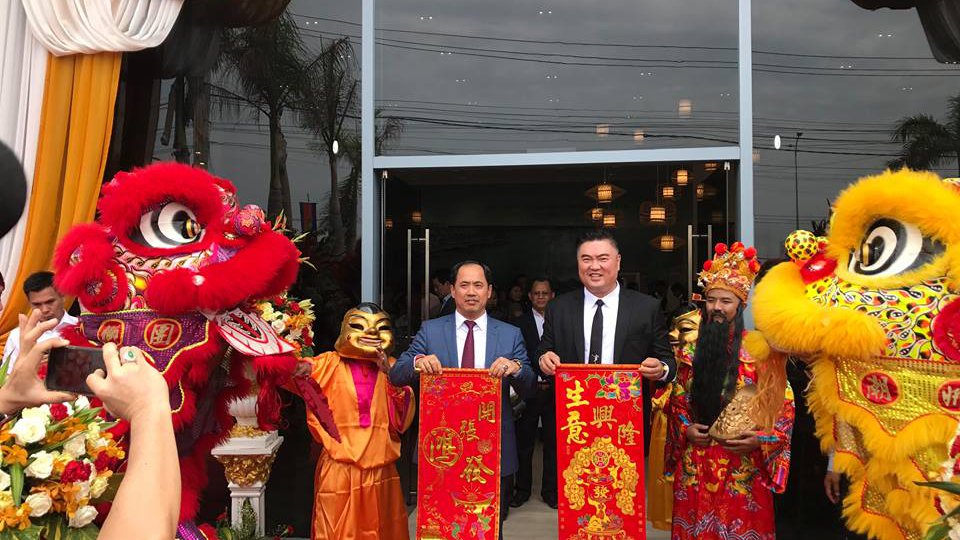 រូបលោកឧកញ៉ា សៀ ឫទ្ធី (ឆ្វេង) ក្នុងថ្ងៃបុកគ្រឹះសាងសង់គម្រោង The Palms