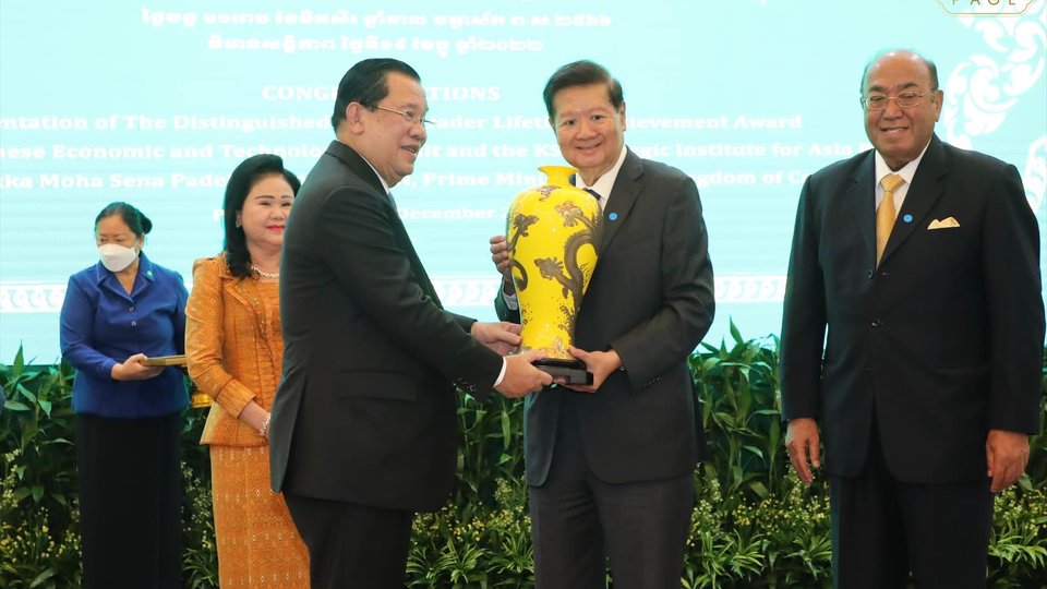 សម្ដេចតេជោ ហ៊ុន សែន ទទួលបានពានរង្វាន់សមិទ្ធផលពេញមួយជីវិតរបស់មេដឹកនាំឆ្នើម