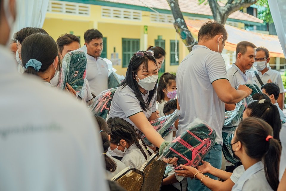 ក្រសួងអប់រំ  យុវជន  និងកីឡា និង ក្រុមហ៊ុន  ប៉េង  ហួត  គ្រុប  នាំយកវគ្រឿងឧបភោគបរិភោគ  សម្ភារសិក្សា និងសម្ភារប្រើប្រាស់ប្រចាំថ្ងៃ ឧបត្ថម្ភដល់វិទ្យាល័យអប់រំពិសេសកំពង់ចាម