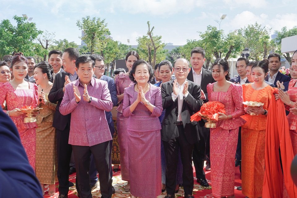 អគារការិយាល័យកណ្តាលថ្មីរបស់ក្រុមហ៊ុន លី ហួរ គ្រុប ត្រូវបានសម្ពោធជាផ្លូវការដោយ អ្នកឧកញ៉ា លី ហួរ និងលោកជំទាវឧកញ៉ា ស៊ាង លីម