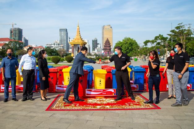 ដើម្បីចូលរួមគាំទ្រការគ្រប់គ្រងសំណល់ក្នុងសហគមន៍ឱ្យកាន់តែប្រសើរនៅប្រទេសកម្ពុជា ក្រុមហ៊ុន កូកា-កូឡា កម្ពុជា បាន និងកំពុងធ្វើការងារយ៉ាងជិតស្និទ្ធជាមួយរដ្ឋបាលរាជធានីភ្នំពេញ ដើម្បីដាក់ពង្រាយធុងបែងចែកសំរាមនៅក្នុងរាជធានី។