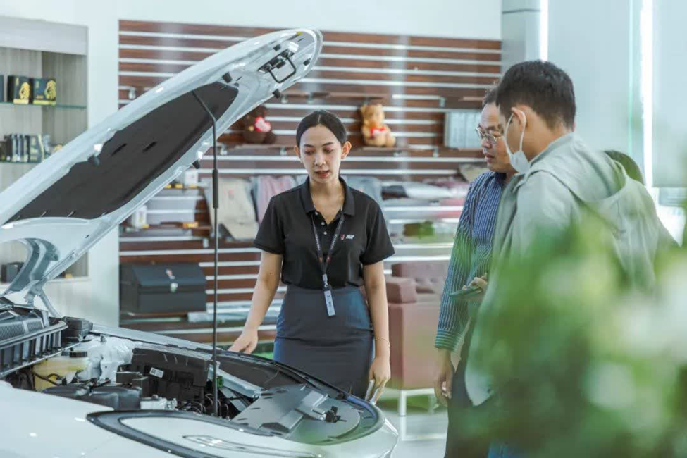 រថយន្តអគ្គិសនី Hongqi E-QM5 បង្ហាញខ្លួនលើកដំបូងនៅកម្ពុជា