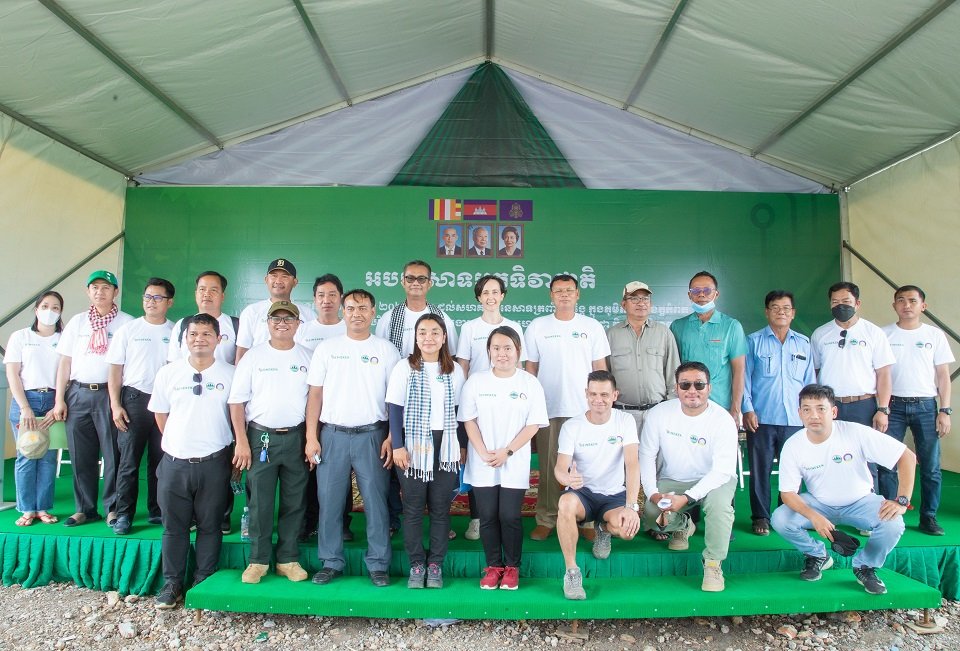The group photo of the dignitaries and representatives of the Ministry of Environment, Provincial officials, the management of HEINEKEN Cambodia and the community leaders during the mangrove tree planting ceremony at Trapaeng Sangkae community