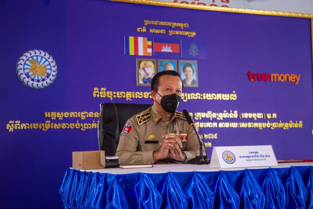 ឯកឧត្តម នាយឧត្តមសេនីយ ហ៊ឹម យ៉ាន នៃអគ្គស្នងការដ្ឋាននគរបាលជាតិ