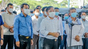 ម៉ាសចំនួន ៣ម៉ឺនម៉ាស ដែលជាអំណោយរបស់សម្តេចតេជោ ហ៊ុន សែន ត្រូវបានប្រគល់ជូន បងប្អូនកម្មករនៅបុរីប៉េងហួត