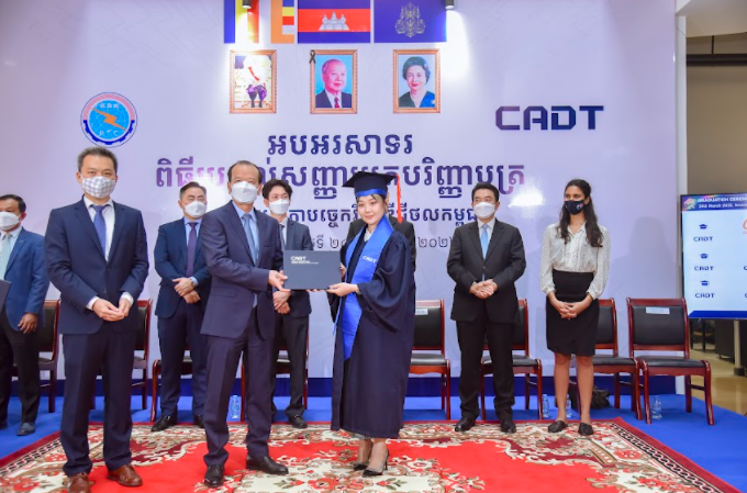 ពិធីប្រគល់សញ្ញាបត្របរិញ្ញាបត្រជូននិស្សិតជំនាន់ទី៣ និងទី៤ ក្នុងឆ្នាំបញ្ចប់ការសិក្សា ២០២០ និង ២០២១ នៃបណ្ឌិត្យសភាបច្ចេកវិទ្យាឌីជីថលកម្ពុជា (CADT) ។