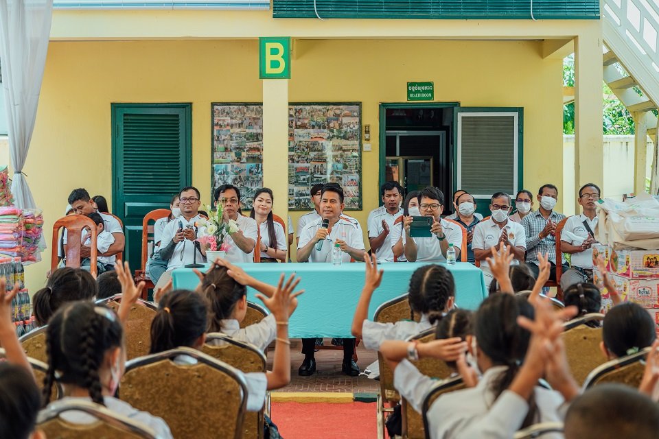 ក្រសួងអប់រំ  យុវជន  និងកីឡា និង ក្រុមហ៊ុន  ប៉េង  ហួត  គ្រុប  នាំយកវគ្រឿងឧបភោគបរិភោគ  សម្ភារសិក្សា និងសម្ភារប្រើប្រាស់ប្រចាំថ្ងៃ ឧបត្ថម្ភដល់វិទ្យាល័យអប់រំពិសេសកំពង់ចាម