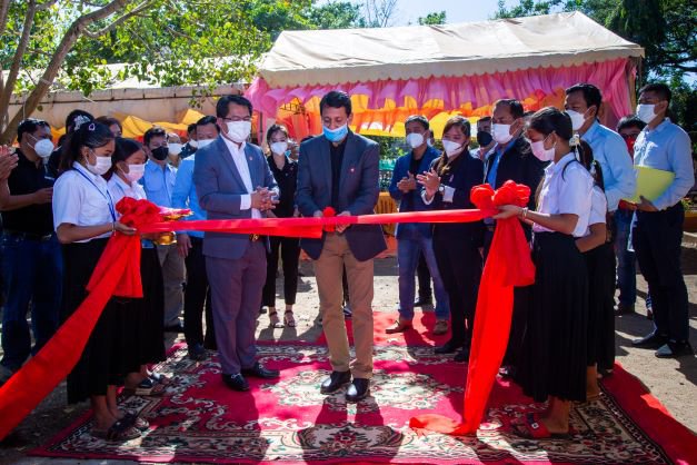 ក្រុមហ៊ុន កូកា-កូឡា កម្ពុជា បានសម្ពោធប៉មចម្រោះទឹកស្អាត Aqua Towers និងម៉ាស៊ីនលាងសម្អាតបន្ទប់ទឹក AquaSan គម្រោងទី៣២ ដែលនាំមកនូវទឹកស្អាតដល់សិស្សជាង ១៣០០នាក់នៅវិទ្យាល័យហ៊ុនសែន គរ និងសាលាបឋមសិក្សា ប៊ុន រ៉ានី ឃុំគរ ខេត្តកំពង់ចាម។