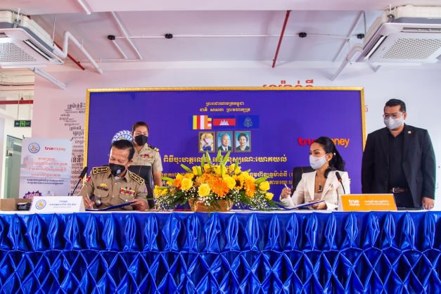 ពិធីចុះហត្ថលេខាលើអនុស្សរណៈយោគយល់ រវាង អគ្គស្នងការដ្ឋាននគរបាលជាតិ នៃក្រសួងមហាផ្ទៃ និង ក្រុមហ៊ុនទ្រូម៉ាន់នី  (ខេមបូឌា) ម.ក សី្តពីពិន័យចរាចរណ៍ផ្លូវគោក តាមរយៈសេវាកម្មបង់ប្រាក់ទ្រូម៉ាន់នី នាស្នាក់ការកណ្តាល ក្រុមហ៊ុន ទ្រូម៉ាន់នី នៅថ្ងៃទី១៨ ខែមីនា ឆ្នាំ២០២២