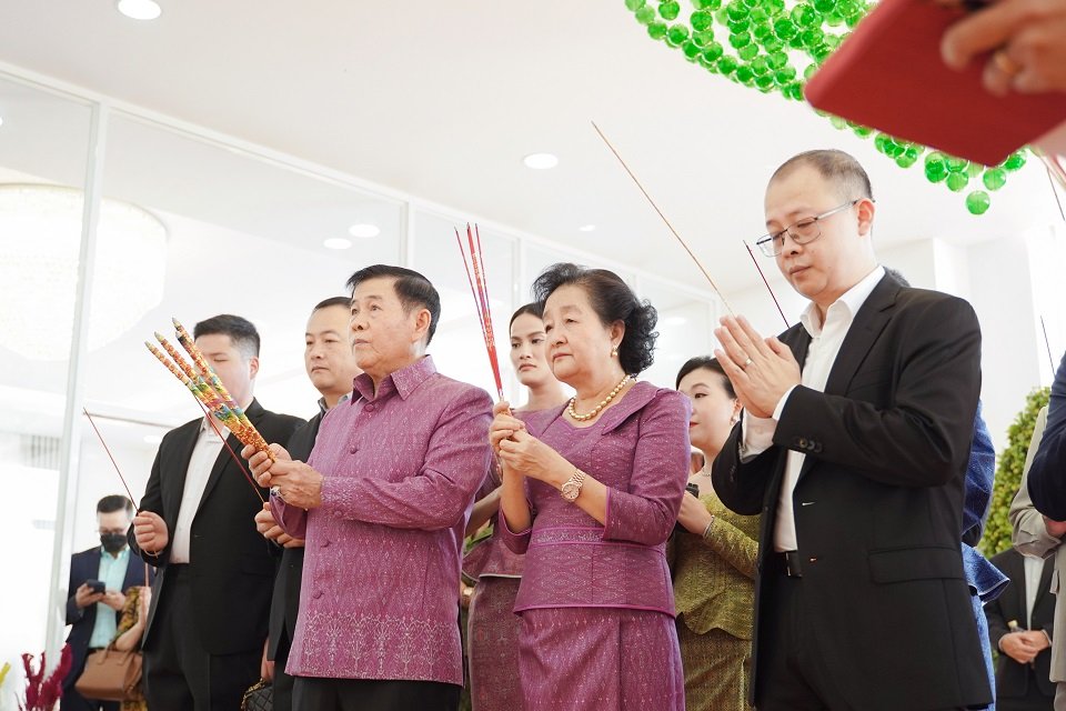 អគារការិយាល័យកណ្តាលថ្មីរបស់ក្រុមហ៊ុន លី ហួរ គ្រុប ត្រូវបានសម្ពោធជាផ្លូវការដោយ អ្នកឧកញ៉ា លី ហួរ និងលោកជំទាវឧកញ៉ា ស៊ាង លីម