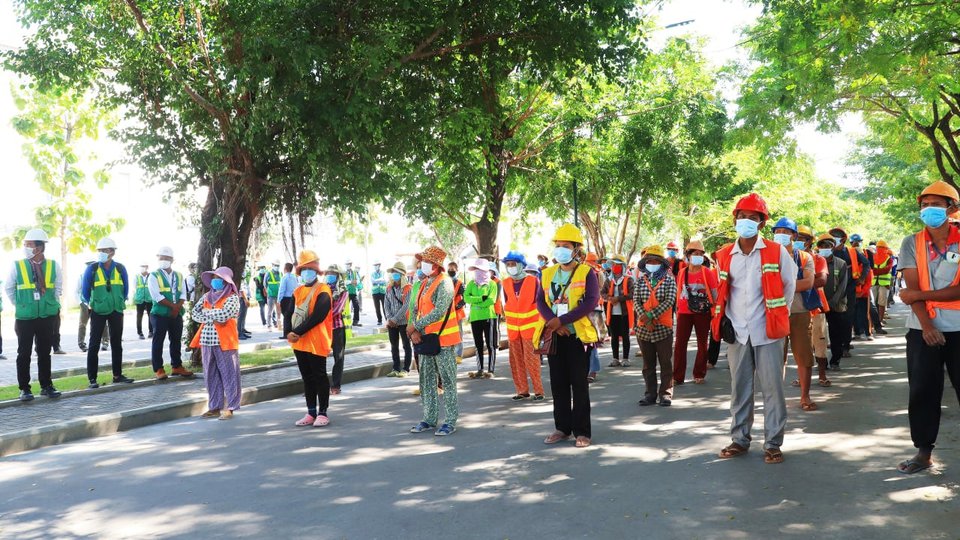 ម៉ាសចំនួន ៣ម៉ឺនម៉ាស ដែលជាអំណោយរបស់សម្តេចតេជោ ហ៊ុន សែន ត្រូវបានប្រគល់ជូន បងប្អូនកម្មករនៅបុរីប៉េងហួត