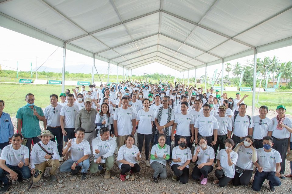 The group photo of the dignitaries and representatives of the Ministry of Environment, Provincial officials, the management and staff of HEINEKEN Cambodia, and the community leaders during the mangrove tree planting ceremony at Trapaeng Sangkae community