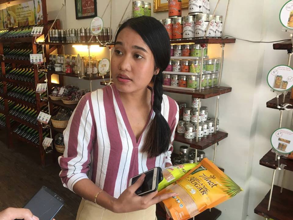 អ្នលក់ស្ករត្នោត​កំពុង​បង្ហាញពីផលិតស្ករត្នោតលក់ដាច់លើទីផ្សារ