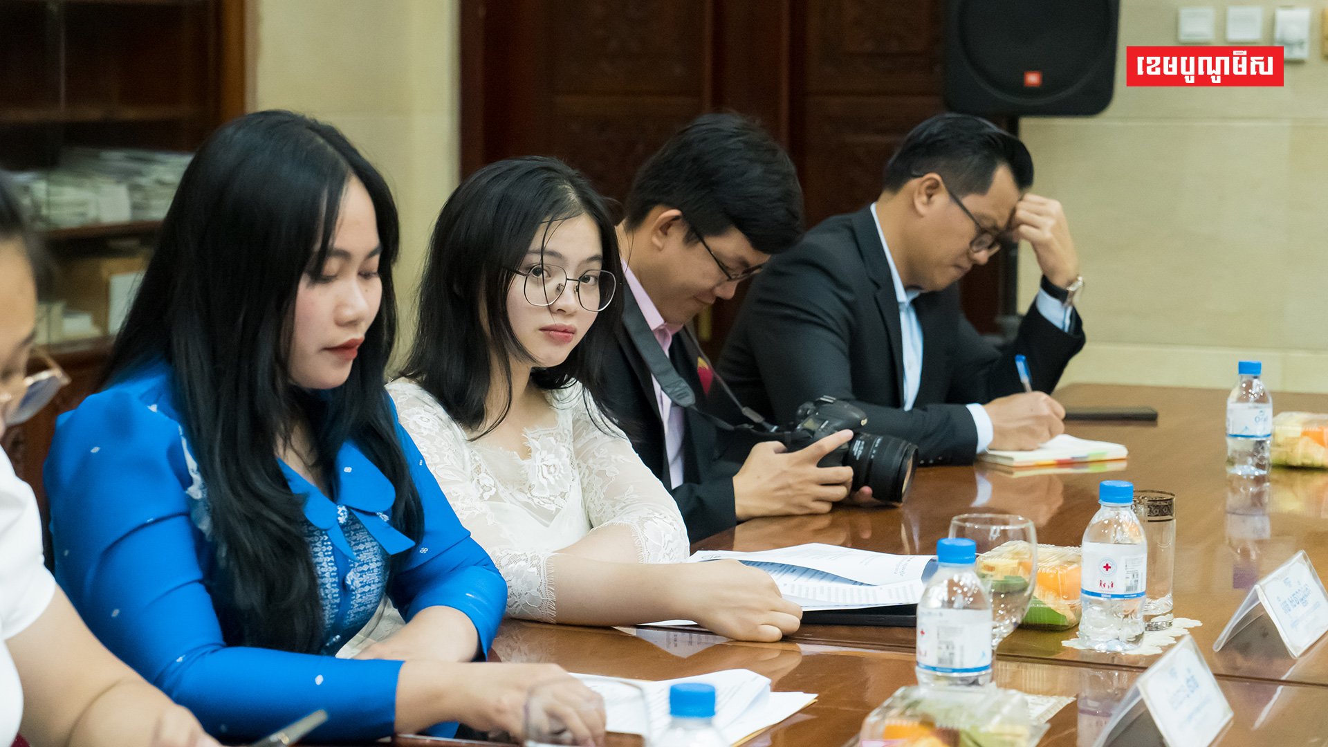ឯកឧត្តម វង្សី វិស្សុត ឧបនាយករដ្ឋមន្រ្តីប្រចាំការ ដឹកនាំកិច្ចប្រជុំក្រុមប្រឹក្សាអ្នកច្បាប់ ដើម្បីជំរុញការអនុវត្តច្បាប់ឲ្យកាន់តែមានប្រសិទ្ធភាពខ្ពស់