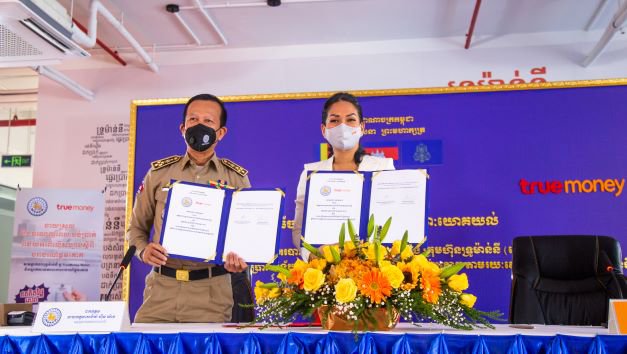 ពិធីចុះហត្ថលេខាលើអនុស្សរណៈយោគយល់ រវាង អគ្គស្នងការដ្ឋាននគរបាលជាតិ នៃក្រសួងមហាផ្ទៃ និង ក្រុមហ៊ុនទ្រូម៉ាន់នី  (ខេមបូឌា) ម.ក សី្តពីពិន័យចរាចរណ៍ផ្លូវគោក តាមរយៈសេវាកម្មបង់ប្រាក់ទ្រូម៉ាន់នី នាស្នាក់ការកណ្តាល ក្រុមហ៊ុន ទ្រូម៉ាន់នី នៅថ្ងៃទី១៨ ខែមីនា ឆ្នាំ២០២២