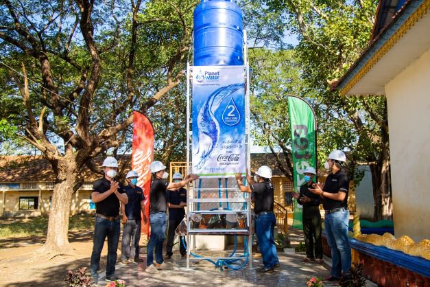 ក្រុមហ៊ុន កូកា-កូឡា កម្ពុជា បានសម្ពោធប៉មចម្រោះទឹកស្អាត Aqua Towers និងម៉ាស៊ីនលាងសម្អាតបន្ទប់ទឹក AquaSan គម្រោងទី៣២ ដែលនាំមកនូវទឹកស្អាតដល់សិស្សជាង ១៣០០នាក់នៅវិទ្យាល័យហ៊ុនសែន គរ និងសាលាបឋមសិក្សា ប៊ុន រ៉ានី ឃុំគរ ខេត្តកំពង់ចាម។