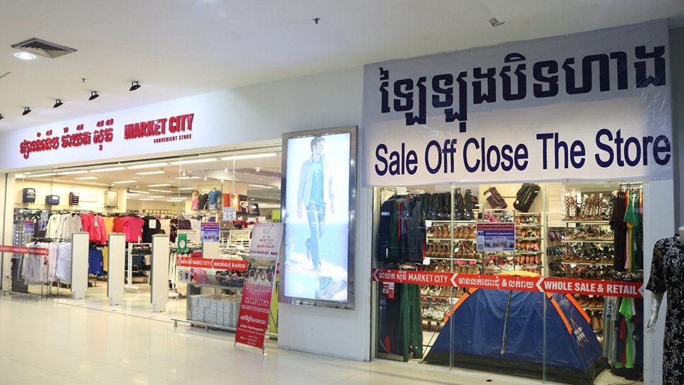 ហាងខ្លះ​នៅក្នុង​ផ្សារទំនើប​សុវណ្ណា ត្រូវលក់ទំនិញ​ឡៃឡុង​ ប្រញាប់បិទហាង (រូបភាព៖ ហ្វេសប៊ុក)