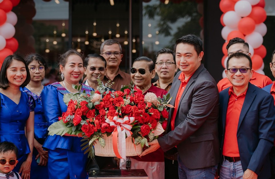 ផាកកាហ្វេ បានសម្ពោធជាផ្លូវការ នៅថ្ងៃទី ១៤ ខែកក្កដា ឆ្នាំ ២០២២ នេះ ក្រោមអធិបតីភាព ឯកឧត្តម ទិត វុទ្ធី អភិបាលរង នៃ គណៈអភិបាលខេត្តកំពង់ស្ពឺ ដើម្បីបម្រើសេវាកម្ម និងនាំយកនូវប្រភេទអាហារ និងភេសជ្ជៈបែបសុខភាព ជូនដល់អតិថិជន