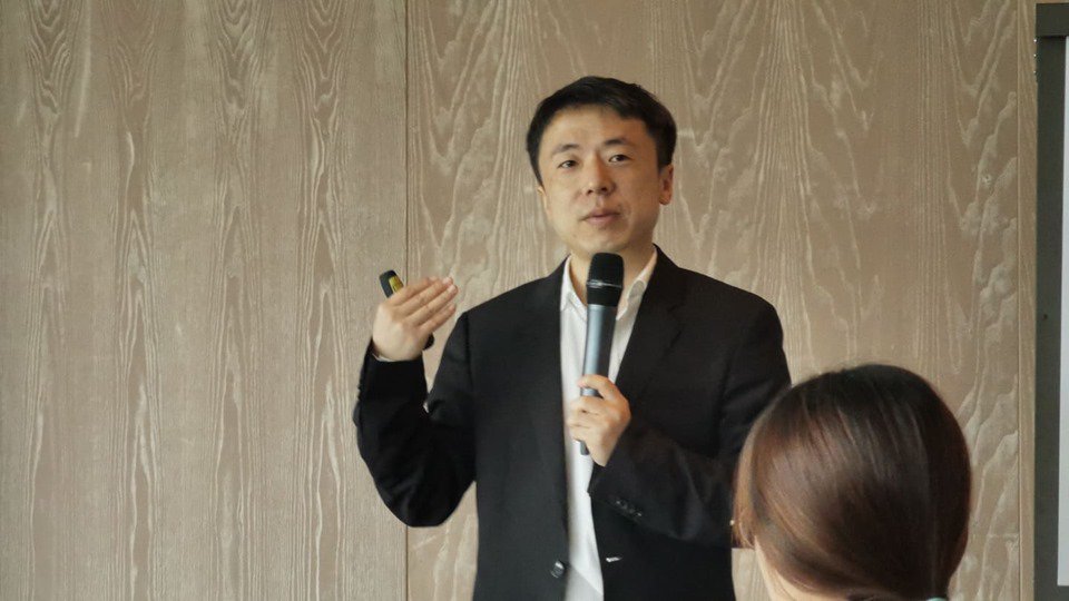 លោក James Lu ប្រធានផ្នែក AI Product ក្រុមហ៊ុន Huawei ប្រចាំនៅទីស្នាក់ការកណ្តាលក្នុងសន្និសីទសារព័ត៌មាននៅប្រទេសសិង្ហបុរី។