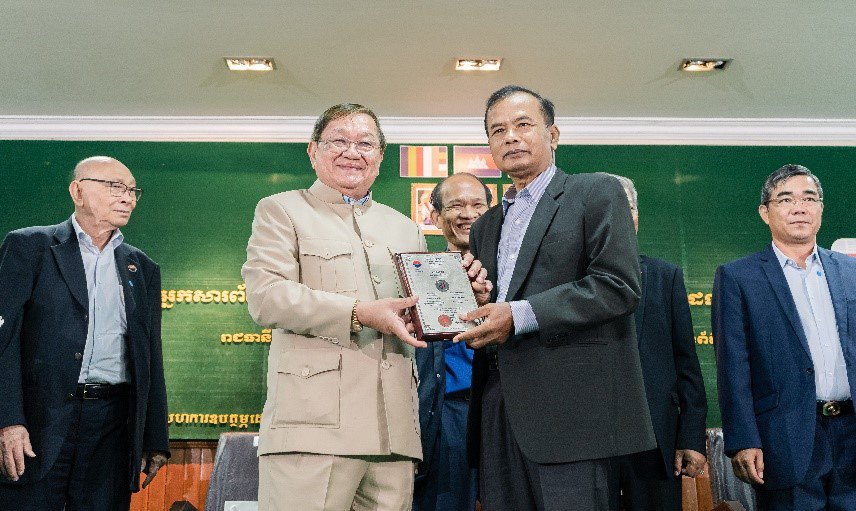 លោកបានបន្តថា ការបង្កើត កម្មវិធី ផ្តល់ ពានរង្វាន់ នេះ ឡើង គឺ ដើម្បី ជាការថ្លែងអំណរ គុណ ចំពោះ អ្នកសារព័ត៌មាន ជើងចាស់ ទាំងអស់ ដែល នៅតែបន្ត ចូលរួម ការងារ ជាមួយ នឹង វិស័យ សារព័ត៌មាន នេះ ។« ពានរង្វាន់ លើកទឹកចិត្ត ចំពោះ អ្នក សារព័ត៌មាន ផ្ដល់ជូន ដល់ អ្នក សារព័ត៌ម