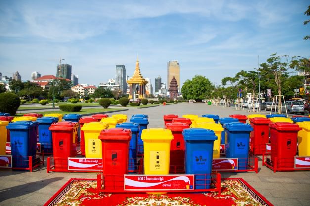 ដើម្បីចូលរួមគាំទ្រការគ្រប់គ្រងសំណល់ក្នុងសហគមន៍ឱ្យកាន់តែប្រសើរនៅប្រទេសកម្ពុជា ក្រុមហ៊ុន កូកា-កូឡា កម្ពុជា បាន និងកំពុងធ្វើការងារយ៉ាងជិតស្និទ្ធជាមួយរដ្ឋបាលរាជធានីភ្នំពេញ ដើម្បីដាក់ពង្រាយធុងបែងចែកសំរាមនៅក្នុងរាជធានី។