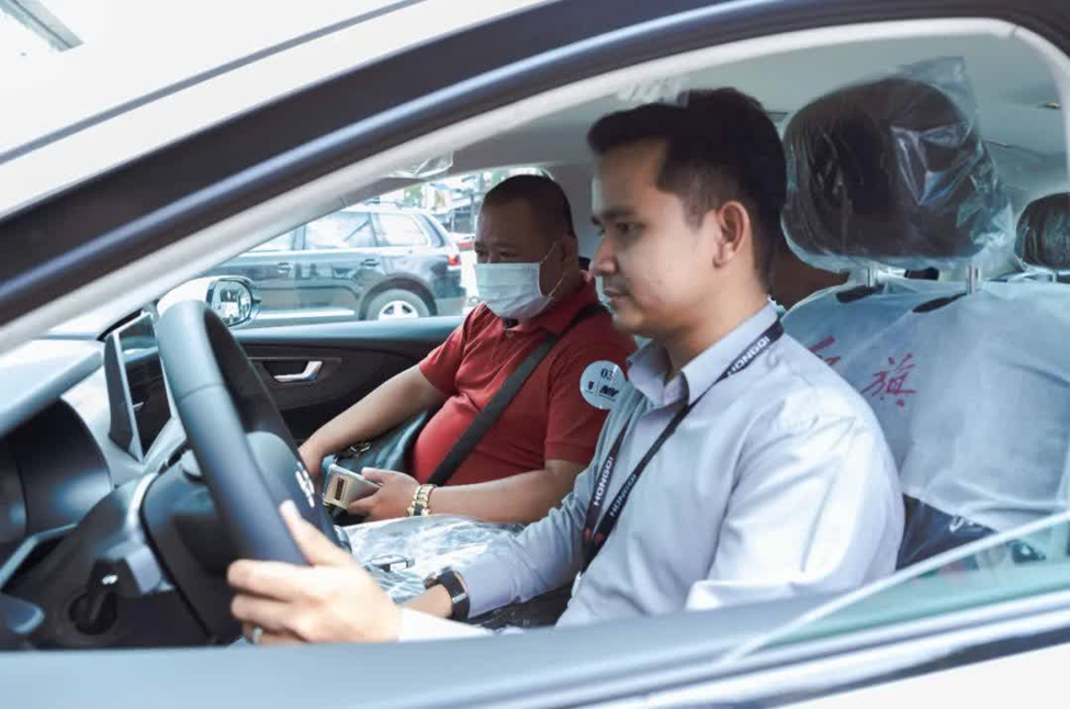 រថយន្តអគ្គិសនី Hongqi E-QM5 បង្ហាញខ្លួនលើកដំបូងនៅកម្ពុជា