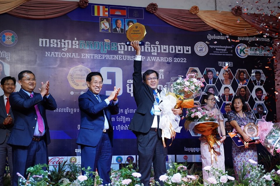 ម្ចាស់ជ័យលាភីលេខ១ បានទៅលើ លោក ឈរ រិទ្ធី (ក្រុមហ៊ុន ខ្មែរ ហ្វ្រេស មិល ឯ.ក មកពីខេត្តតាកែវ)