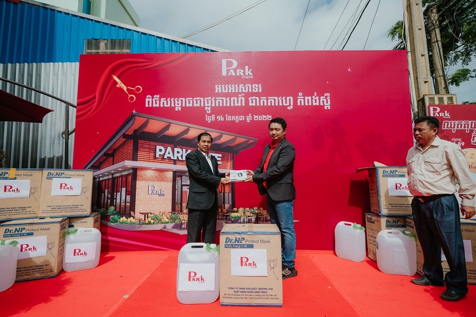 ផាកកាហ្វេ បានសម្ពោធជាផ្លូវការ នៅថ្ងៃទី ១៤ ខែកក្កដា ឆ្នាំ ២០២២ នេះ ក្រោមអធិបតីភាព ឯកឧត្តម ទិត វុទ្ធី អភិបាលរង នៃ គណៈអភិបាលខេត្តកំពង់ស្ពឺ ដើម្បីបម្រើសេវាកម្ម និងនាំយកនូវប្រភេទអាហារ និងភេសជ្ជៈបែបសុខភាព ជូនដល់អតិថិជន