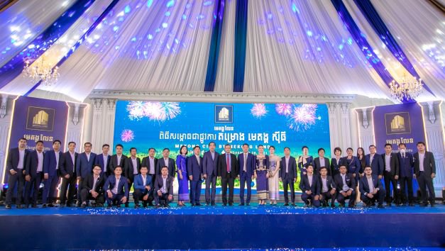 ឯកឧត្តម ឧត្តមសេនីយ៍ឯក ហ៊ុន ម៉ាណែត អគ្គមេបញ្ជាការរង នៃកងយោធពលខេមរភូមិន្ទ មេបញ្ជាការកងទ័ពជើងគោក អញ្ជើញបើកសម្ពោធជាផ្លូវការគម្រោង «មេគង្គ ស៊ីធី» របស់បុរីមេគង្គលែន រាជធានីភ្នំពេញ, ថ្ងៃទី២៨ ខែវិច្ឆិកា ឆ្នាំ២០២១