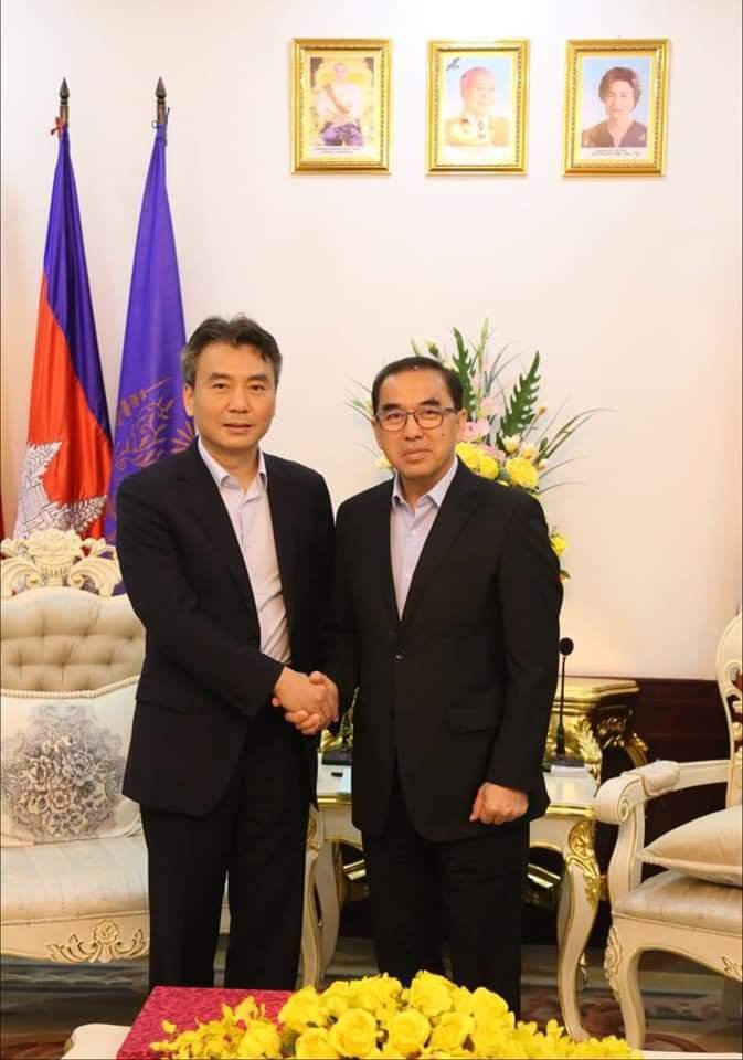 លោក ZHAO Bo តំណាង​ក្រុមហ៊ុន​ចិន (ឆ្វេង) ជួបជាមួយនឹង​រដ្ឋមន្ត្រីក្រសួងកសិកម្មកម្ពុជា (ស្ដាំ)