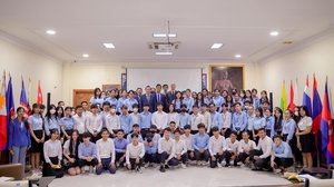 ក្រុមនិស្សិតជាង១២០នាក់មកពីសាកលវិទ្យាល័យធំៗ៣ ធ្វើទស្សនកិច្ចសិក្សានៅអង្គភាពសារព័ត៌មានឌីជីថល ខេមបូណូមីស