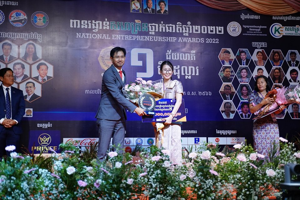 ម្ចាស់ជ័យលាភីលេខ២ បានទៅលើ លោកស្រី ទ្រី មុយគា (សហគ្រាសផលិតឱសថប៉េប៉េអឹម មកពីរាជធានីភ្នំពេញ)