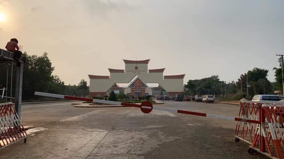 ទំនិញចាប់ផ្ដើមកកស្ទះនៅតាមព្រំដែនកម្ពុជា-វៀតណាម ក្រោយមានការប្រកាសបិទការធ្វើដំណើរបណ្ដោះអាសន្ន (រូបភាព៖ ពីហ្វេសប៊ុក)