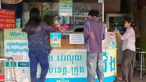 ក្រសួងការងារ ប្រាប់កម្មករនិយោជិតព្យួរការងារជាង ៣ម៉ឺននាក់ត្រៀមទៅបើកប្រាក់ពីភ្នាក់ងារវីង (រូបភាព៖ ហ្វេសប៊ុក Wing)