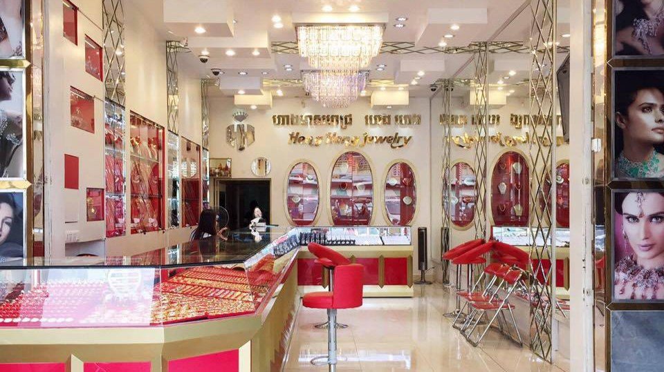 ការទិញ-លក់មាសនៅរាជធានីភ្នំពេញ មានសភាពស្ងប់ស្ងាត់ នៅអំឡុងពេលកូវីដ-១៩ ប៉ុន្ដែតម្លៃមាសនៅតែកើន (រូបភាព៖ ហ្វេសប៊ុកផេង Heng Heng Jewelry)