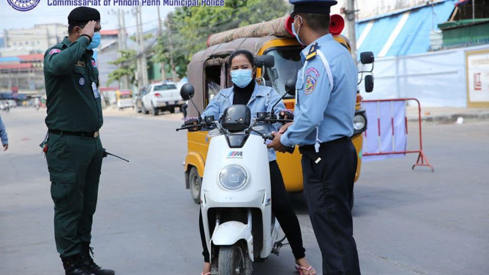 ថ្ងៃដំបូងនៃការរឹតបន្តឹងច្បាប់ចរាចរណ៍ ឃាត់បានរថយន្ត ៨០គ្រឿង ម៉ូតូ៩០០ គ្រឿង ត្រឹមតែរយពេល៣ម៉ោង(រូបភាព ពីអគ្គស្នងការដ្ឋានរាជធានី)