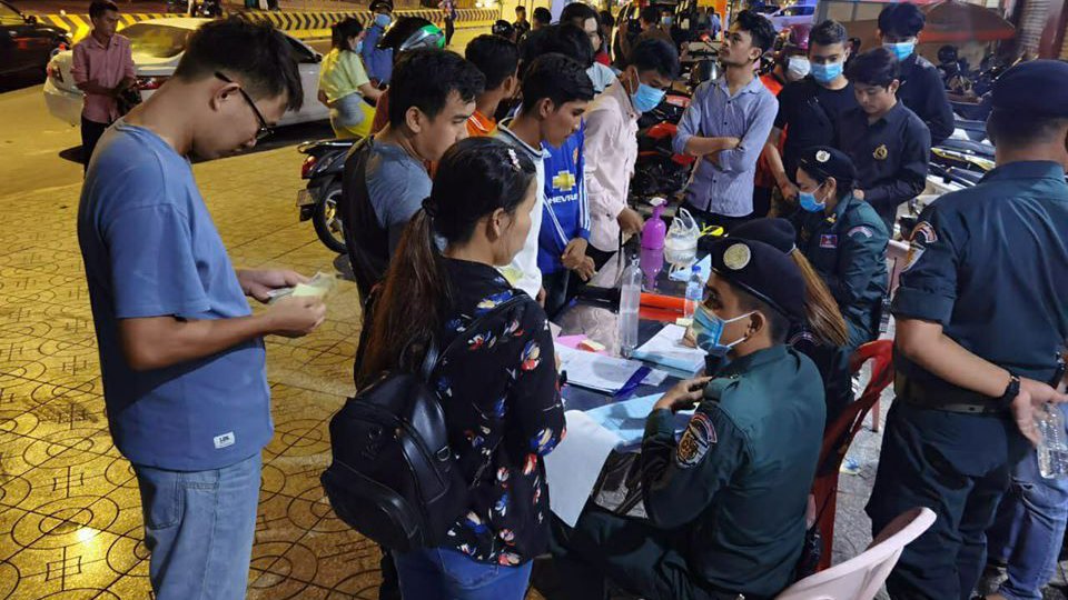 រយៈពេល១១ថ្ងៃ នៃការរឹតបន្តឹងច្បាប់ចរាចរណ៍ ប៉ូលីសឃាត់បានយានយន្តល្មើសជិត ២ម៉ឺនគ្រឿង ខណៈអ្នកល្មើសភាគច្រើនជាអ្នកបើកបរម៉ូតូ(រូបភាព ស្នងការដ្ឋាននគរបាលរាជធានីភ្នំពេញ)