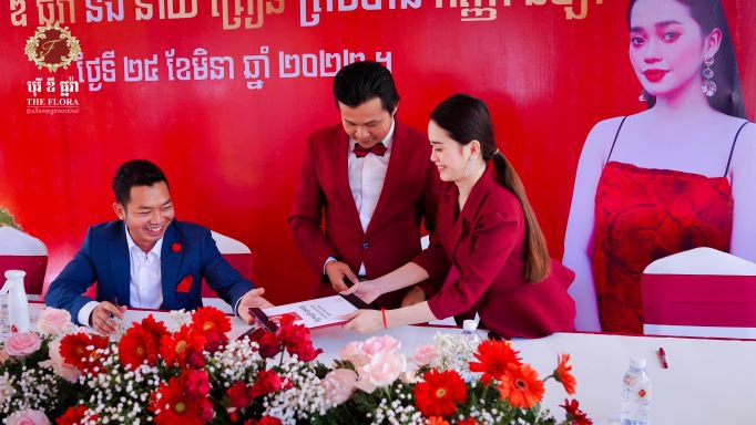 ទូតសុច្ឆន្ទៈផ្លូវការ របស់បុរី ឌឹ ផ្លរ៉ា នាយគ្រឿន និងនីឡា