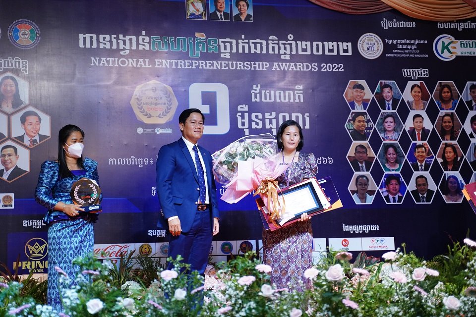 ម្ចាស់ជ័យលាភីលេខ៣ បានទៅលើ លោកស្រី ងន វ៉ាន់ថា (សហគ្រាស Color Silk Enterprise មកពីរាជធានីភ្នំពេញ)