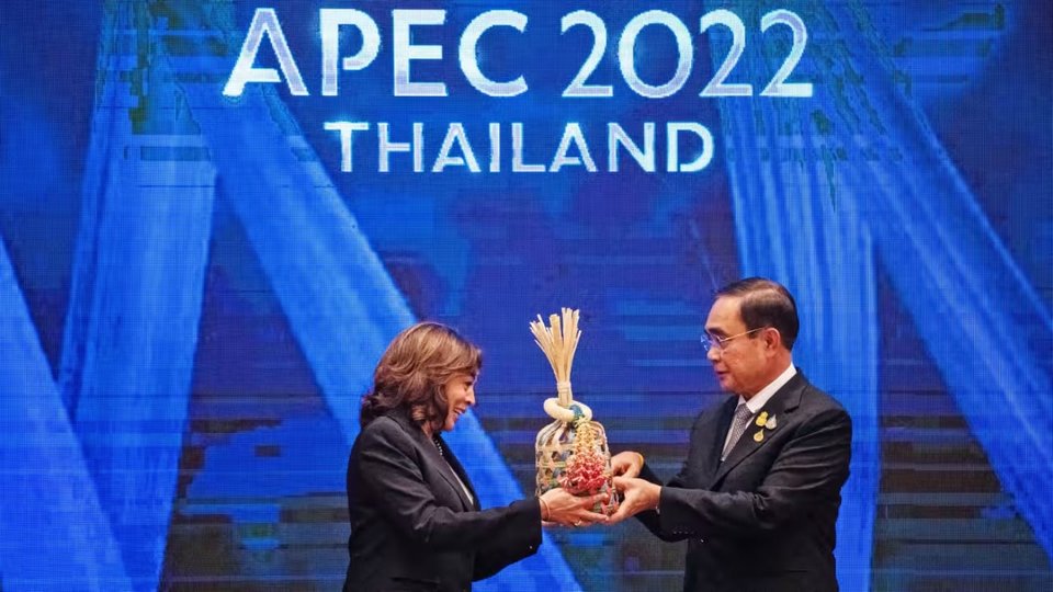 នាយករដ្ឋមន្ត្រីថៃលោក ប្រាយុទ្ធ ចាន់អូចា (ឆ្វេង) ផ្ទេរដំណែងឱ្យអនុប្រធានាធិបតីអាមេរិក លោកស្រី ខាមេឡា ហារីស ដើម្បីធ្វើជាម្ចាស់ផ្ទះវេទិកា APEC នៅឆ្នាំ២០២៣​