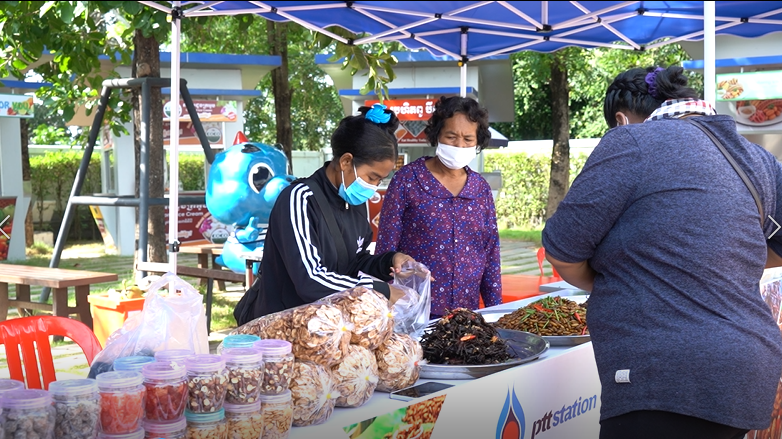 ការដាក់លក់ផលិតផលខ្មែរ ក្នុងស្ថាននីយប្រេងឥន្ធនៈ ភីធីធី ស្គន់ នៅលើផ្លូវជាតិលេខ៦ អា ដែលជាស្ថាននីយដំបូងក្នុងការអនុវត្តគម្រោងផ្សារកសិផលខ្មែរនេះ ។